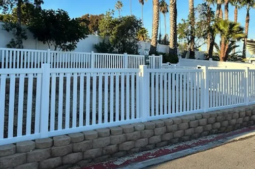 Closed picket vinyl fence